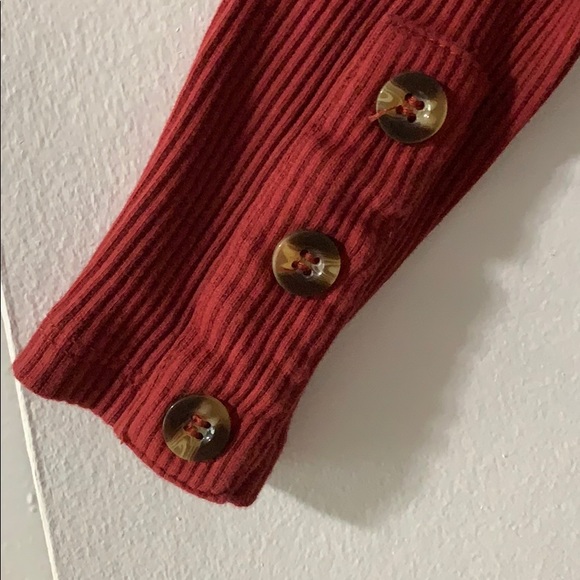 Robbed rust colored crop top with button sleeves - Picture 2 of 4